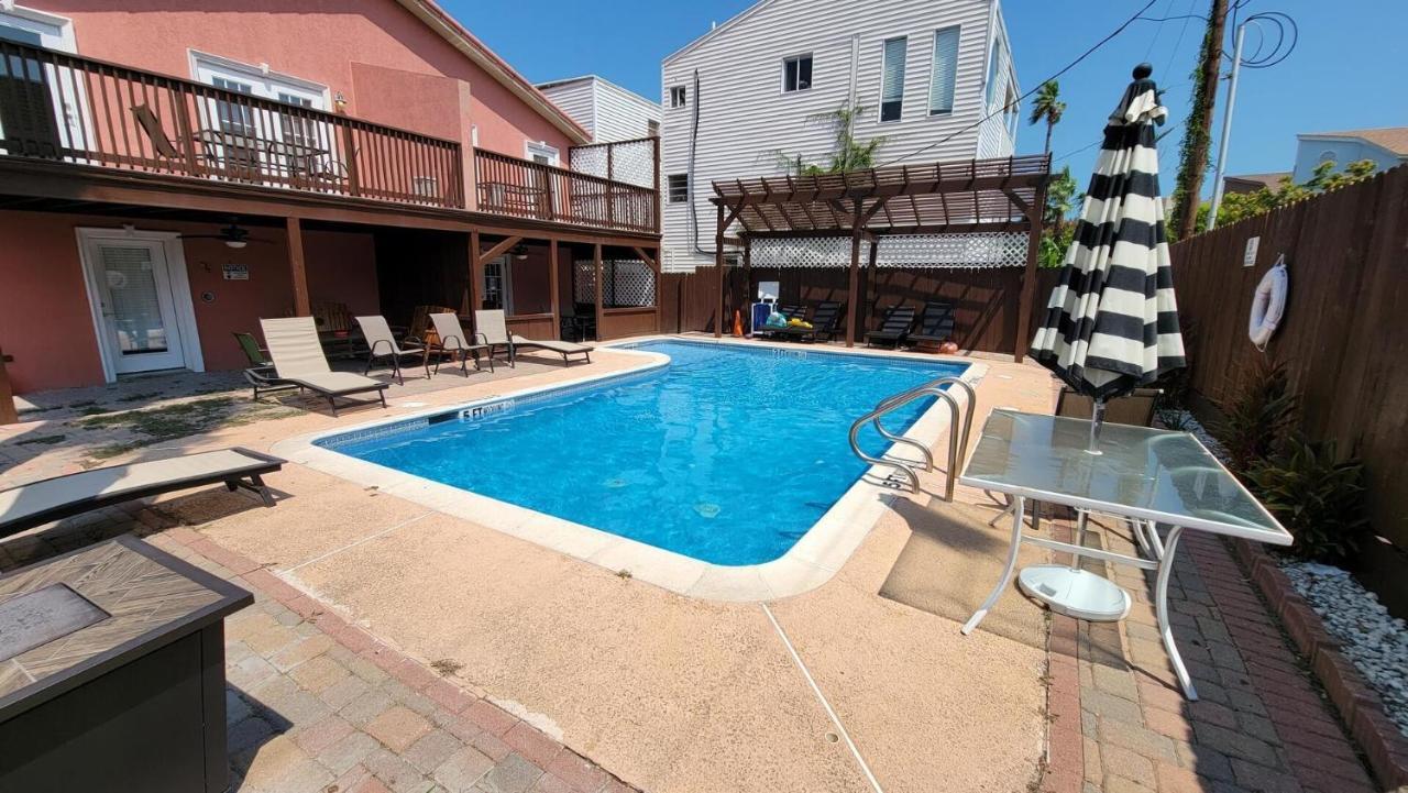 Cozy 2 Bedroom With Big Pool - Campeche Triplex Unit C Home サウス・パドリー・アイランド エクステリア 写真