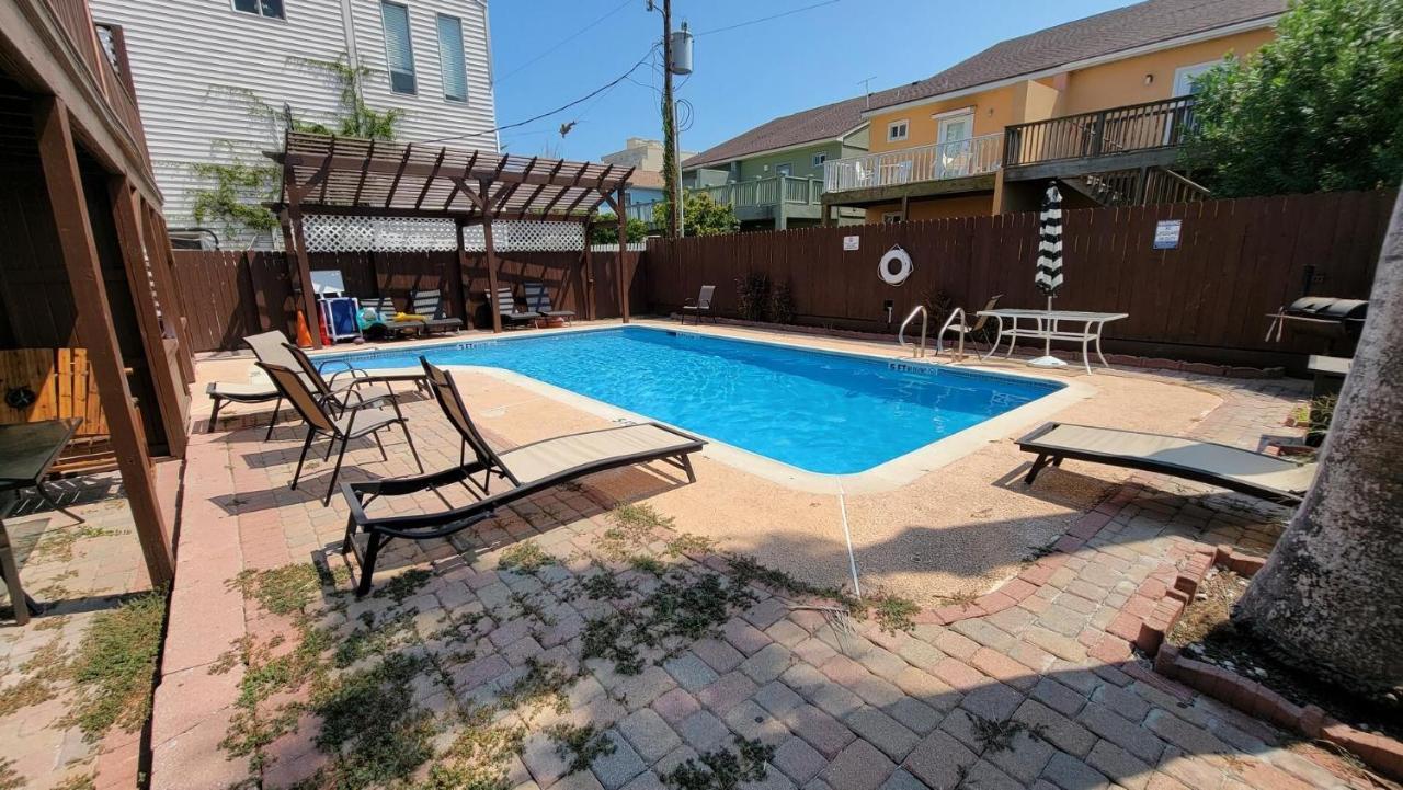 Cozy 2 Bedroom With Big Pool - Campeche Triplex Unit C Home サウス・パドリー・アイランド エクステリア 写真