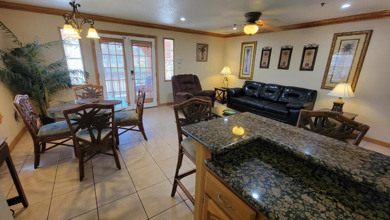 Cozy 2 Bedroom With Big Pool - Campeche Triplex Unit C Home サウス・パドリー・アイランド エクステリア 写真