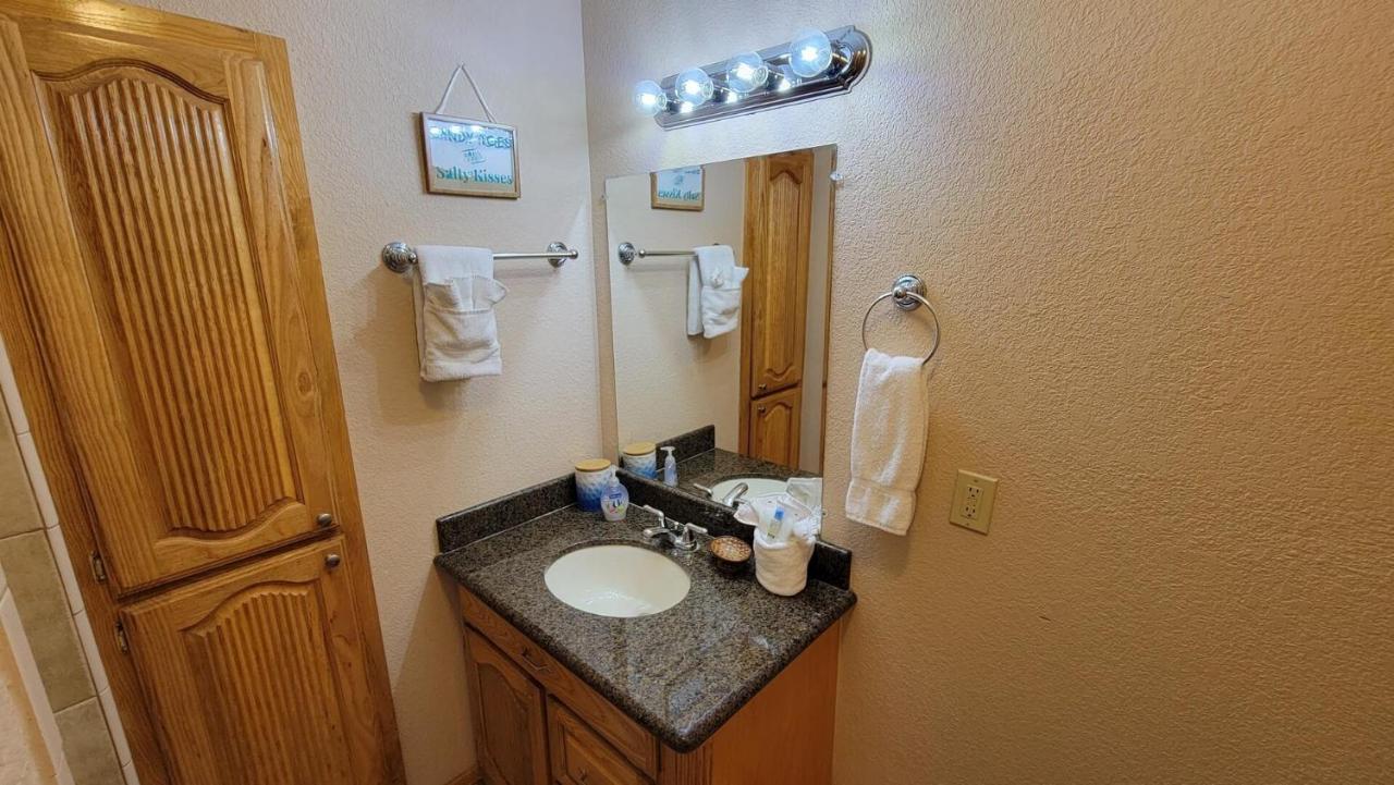 Cozy 2 Bedroom With Big Pool - Campeche Triplex Unit C Home サウス・パドリー・アイランド エクステリア 写真