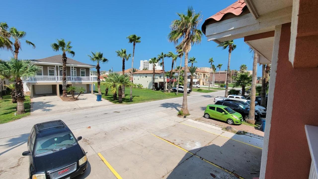 Cozy 2 Bedroom With Big Pool - Campeche Triplex Unit C Home サウス・パドリー・アイランド エクステリア 写真