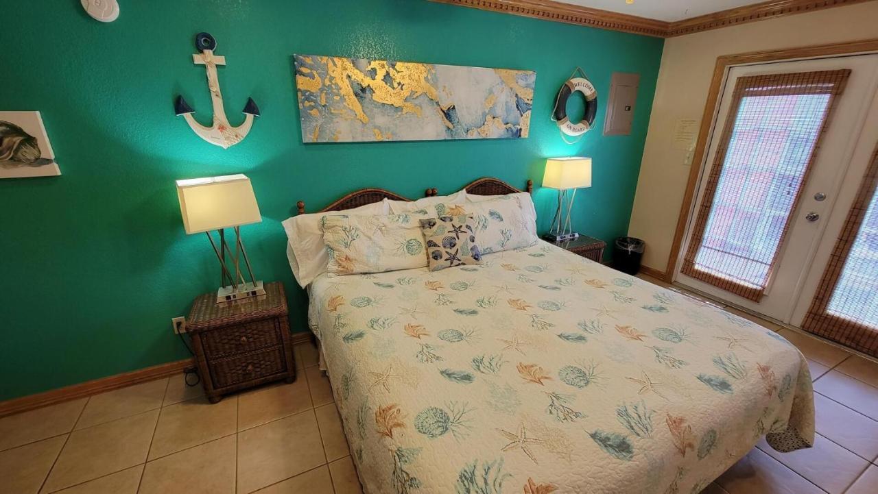Cozy 2 Bedroom With Big Pool - Campeche Triplex Unit C Home サウス・パドリー・アイランド エクステリア 写真