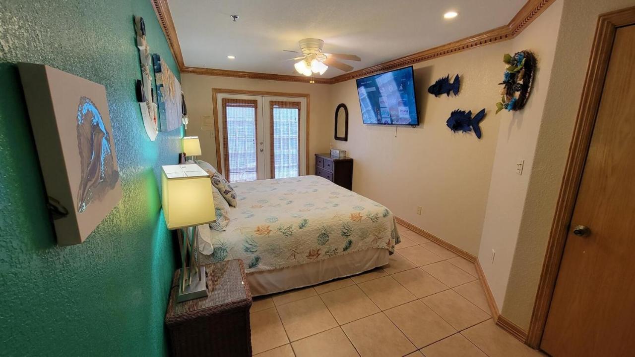 Cozy 2 Bedroom With Big Pool - Campeche Triplex Unit C Home サウス・パドリー・アイランド エクステリア 写真