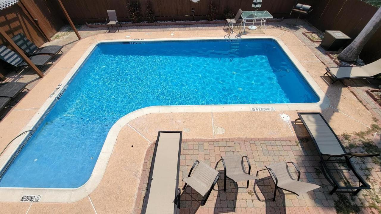 Cozy 2 Bedroom With Big Pool - Campeche Triplex Unit C Home サウス・パドリー・アイランド エクステリア 写真