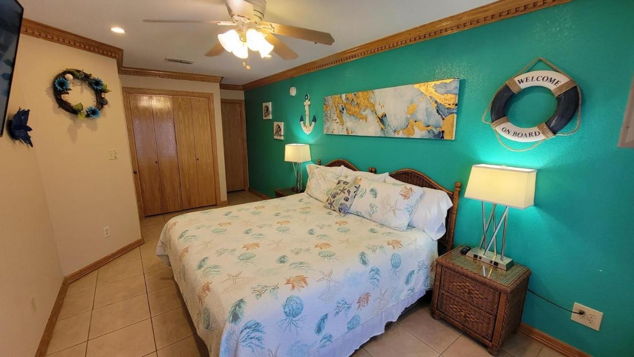 Cozy 2 Bedroom With Big Pool - Campeche Triplex Unit C Home サウス・パドリー・アイランド エクステリア 写真